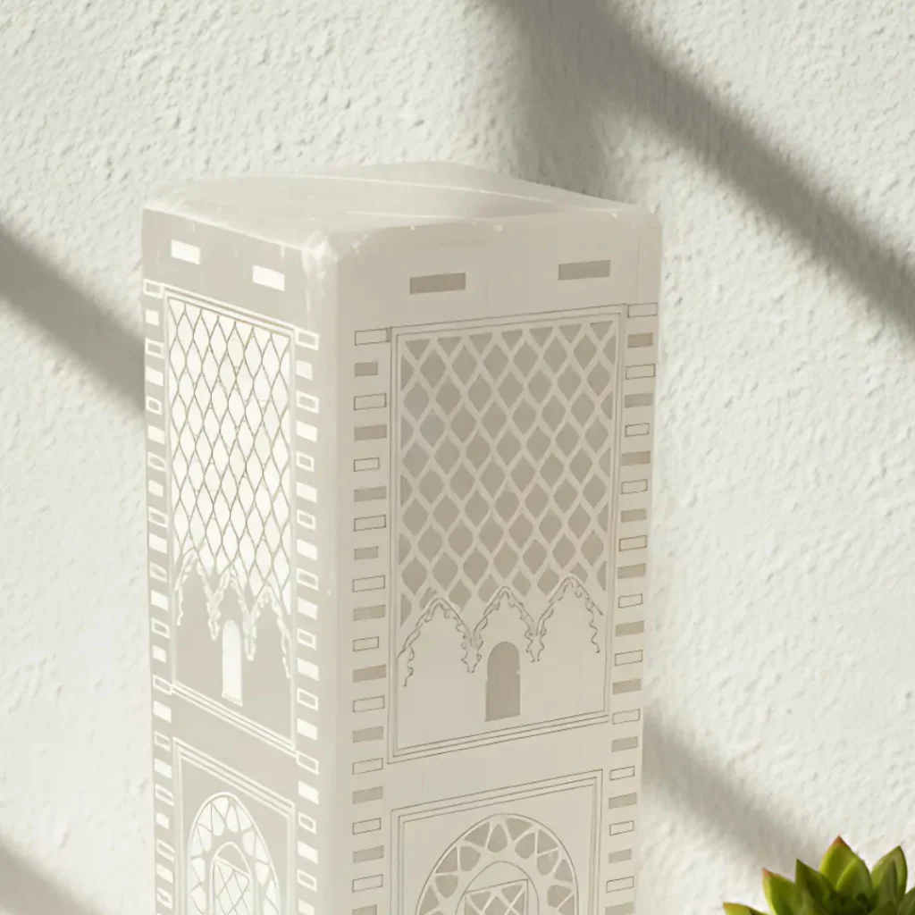 Lampe sélénite Hassan Gemska, gravures artisanales marocaines, luminaire de luxe pour salon marocain moderne.