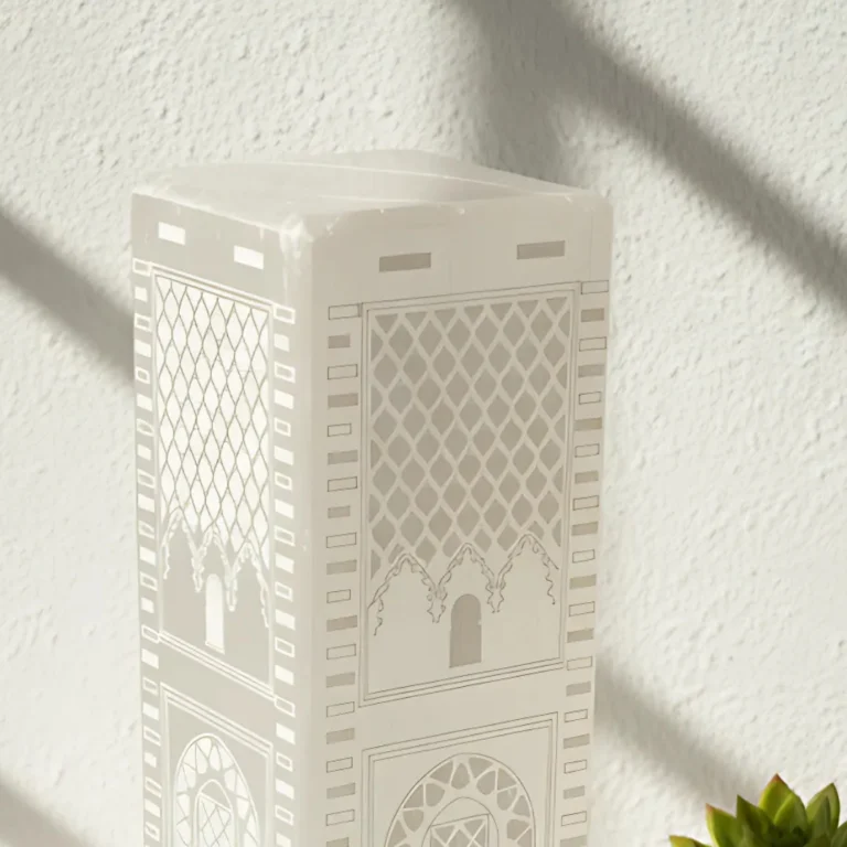 Lampe sélénite Hassan Gemska, gravures artisanales marocaines, luminaire de luxe pour salon marocain moderne.