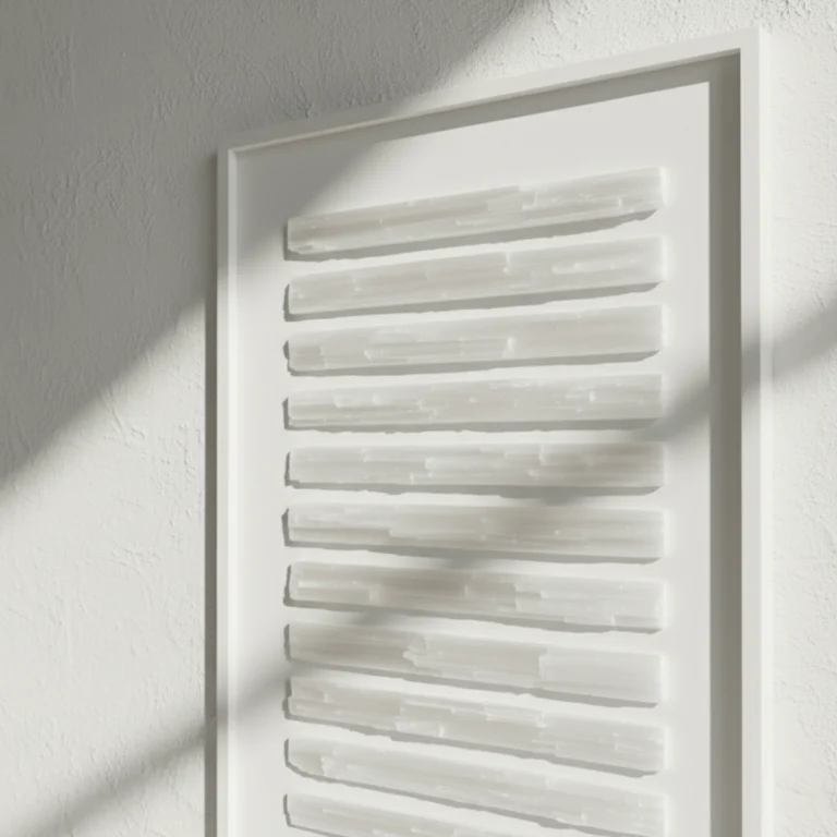 Tableau Sélénite blanche Gemska, art mural minéral sur mur blanc texturé.